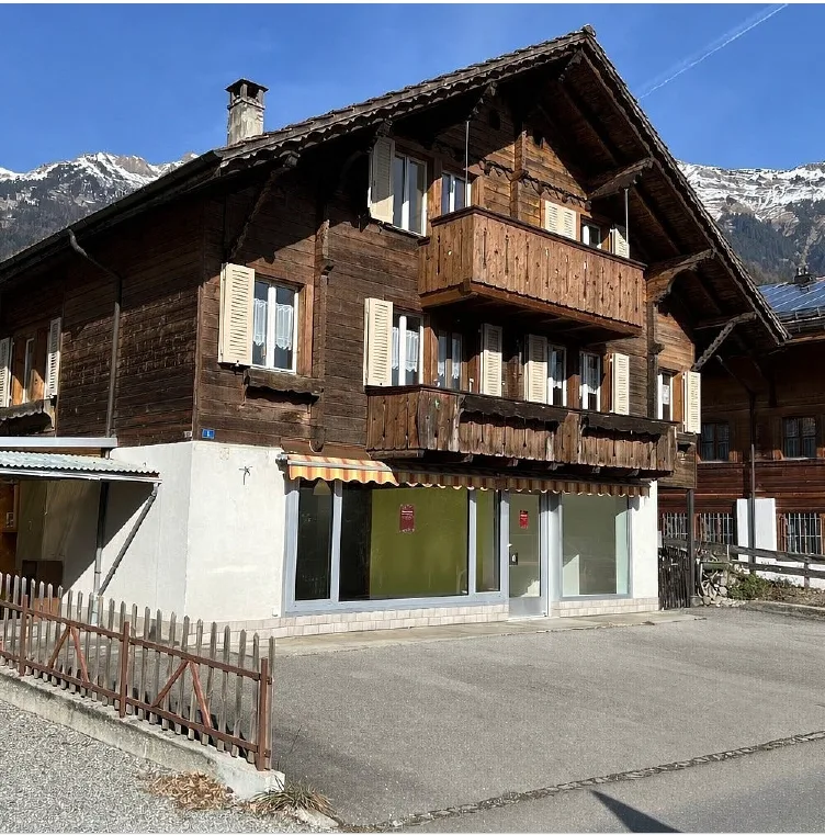Attraktive Gewerbefläche / Praxis / Büro an zentraler Lage in Hofstetten bei Brienz – direkt neben dem Gemeindehaus mit Bergsicht
