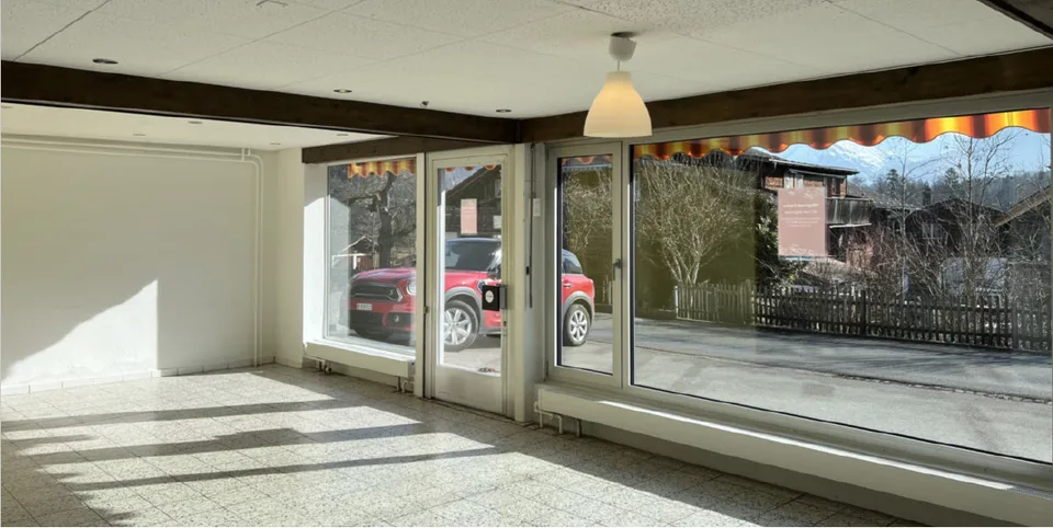 Attraktive Gewerbefläche / Praxis / Büro an zentraler Lage in Hofstetten bei Brienz – direkt neben dem Gemeindehaus mit Bergsicht