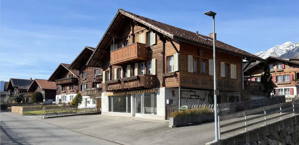 Attraktive Gewerbefläche / Praxis / Büro an zentraler Lage in Hofstetten bei Brienz – direkt neben dem Gemeindehaus mit Bergsicht