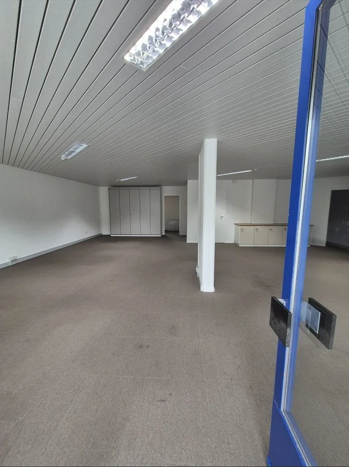 Attraktive Gewerbe-, Büro- oder Ladenfläche im Erdgeschoss (ca. 130m²)