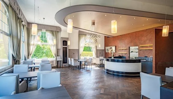 MAJESTÄTISCH ÜBER DEM THUNERSEE - PARKHOTEL OBERHOFEN