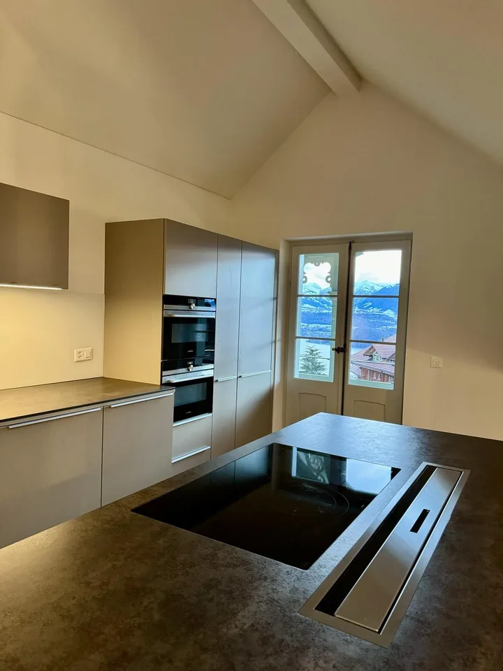 Vivere da sogno sopra il lago di Thun: Appartamento di 2,5 locali in duplex esclusivo a Sigriswil