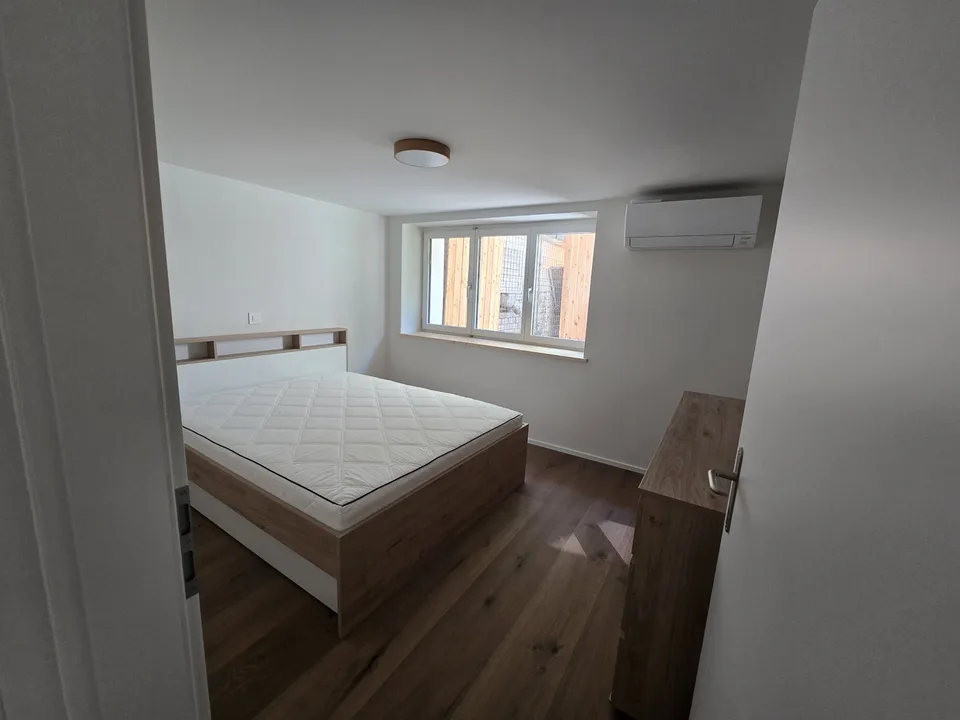 Moderne möblierte 2.5-Zimmer-Wohnung mit Klimaanlage & Gartennutzung
