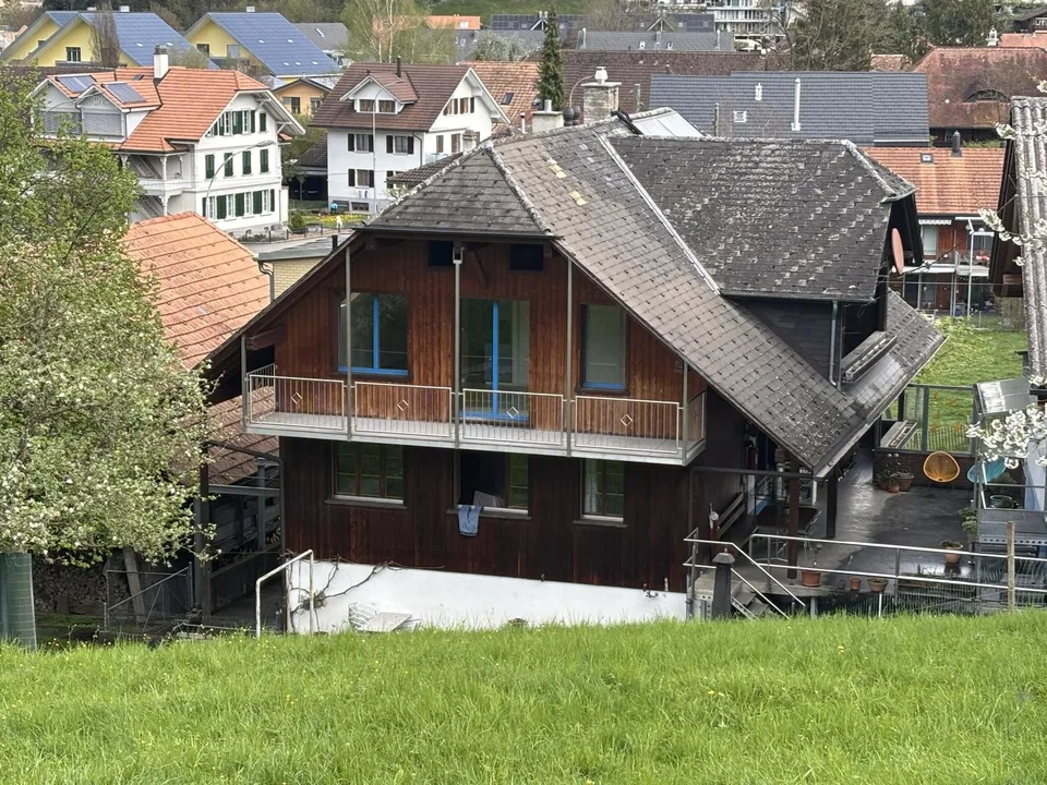 9 - Zimmer Zweifamilienhaus im Dorfzentrum