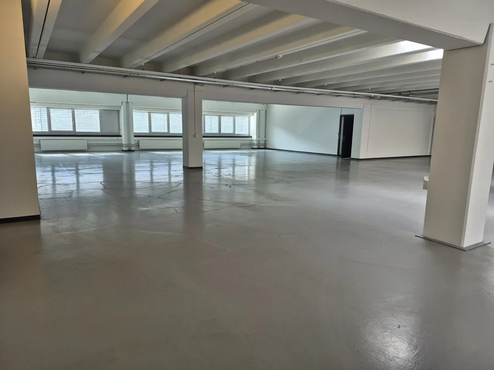 Bureaux lumineux et modulables/divisibles dans un emplacement central – proximité de l’autoroute