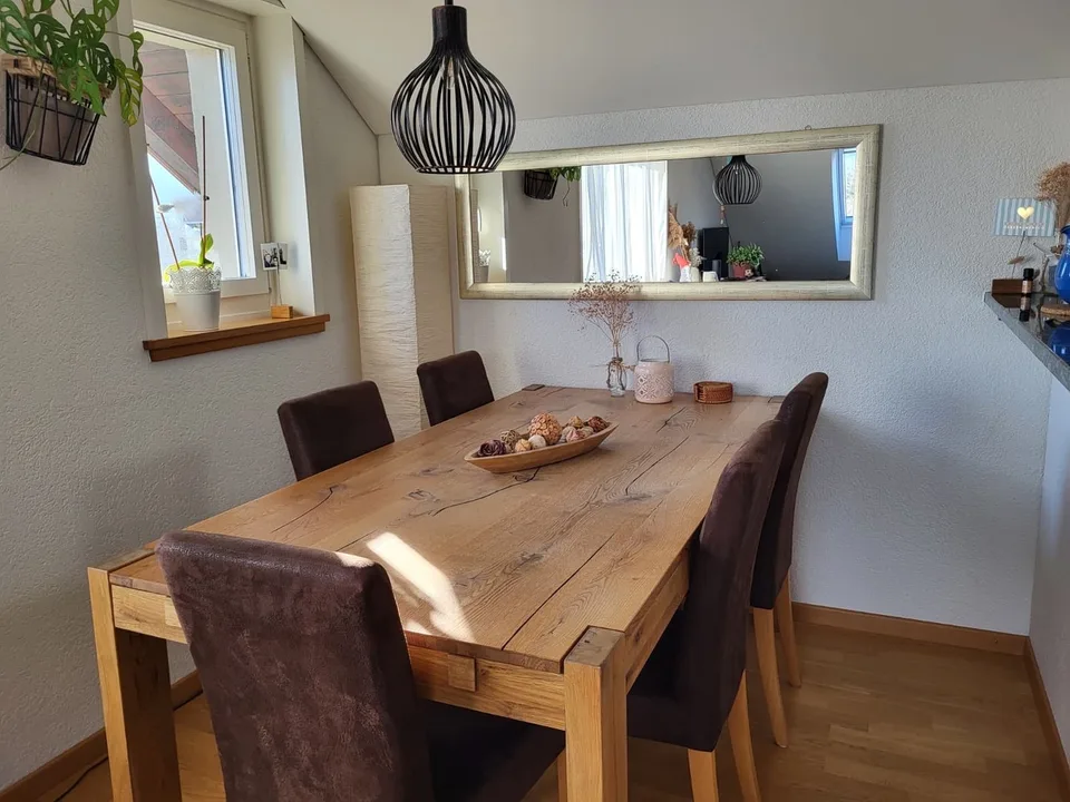 Möblierte 2 Zimmer Dachwohnung mit Aussicht in Thun (befristet)