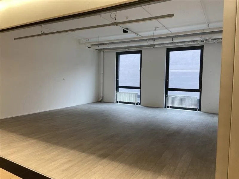 Cormanon Centre, Surface lumineuse de 58 m2 au rez-de-chaussée