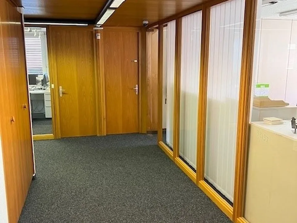 458 m² grosses Büro (in zwei oder mehr Einheiten unterteilbar) nahe des Zentrums von Fribourg – Foto 9 von 13