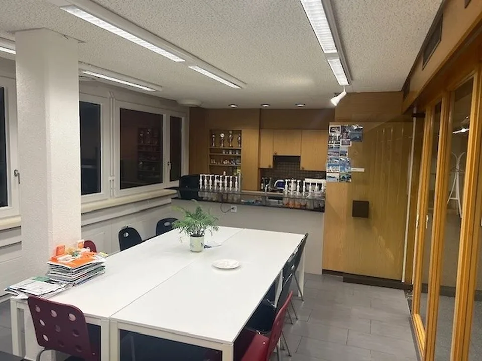 458 m² grosses Büro (in zwei oder mehr Einheiten unterteilbar) nahe des Zentrums von Fribourg – Foto 12 von 13