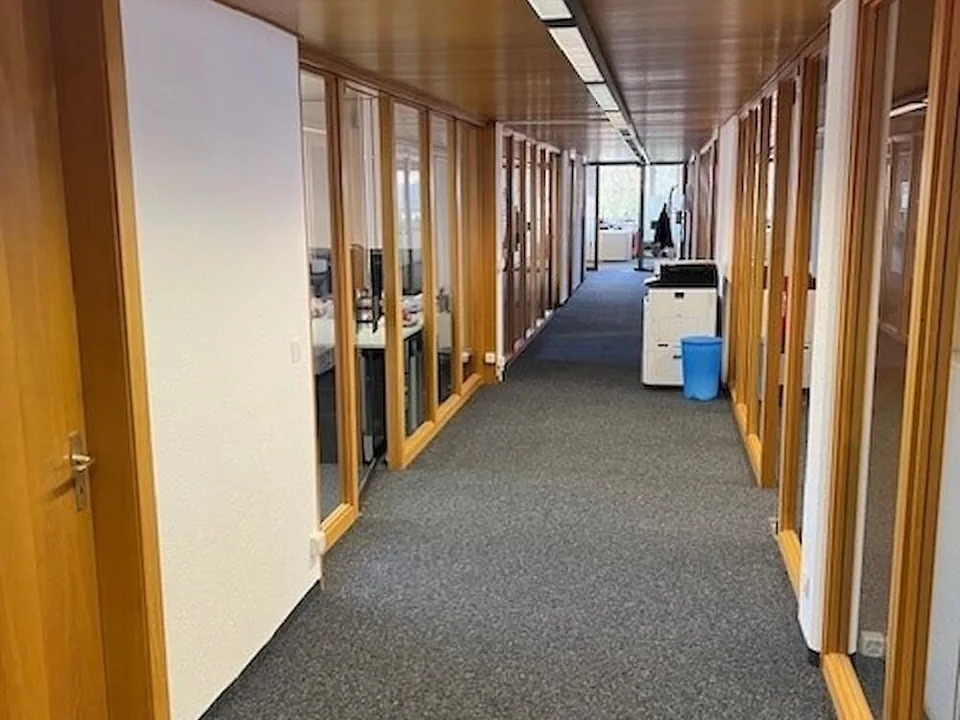 458 m² grosses Büro (in zwei oder mehr Einheiten unterteilbar) nahe des Zentrums von Fribourg – Foto 11 von 13