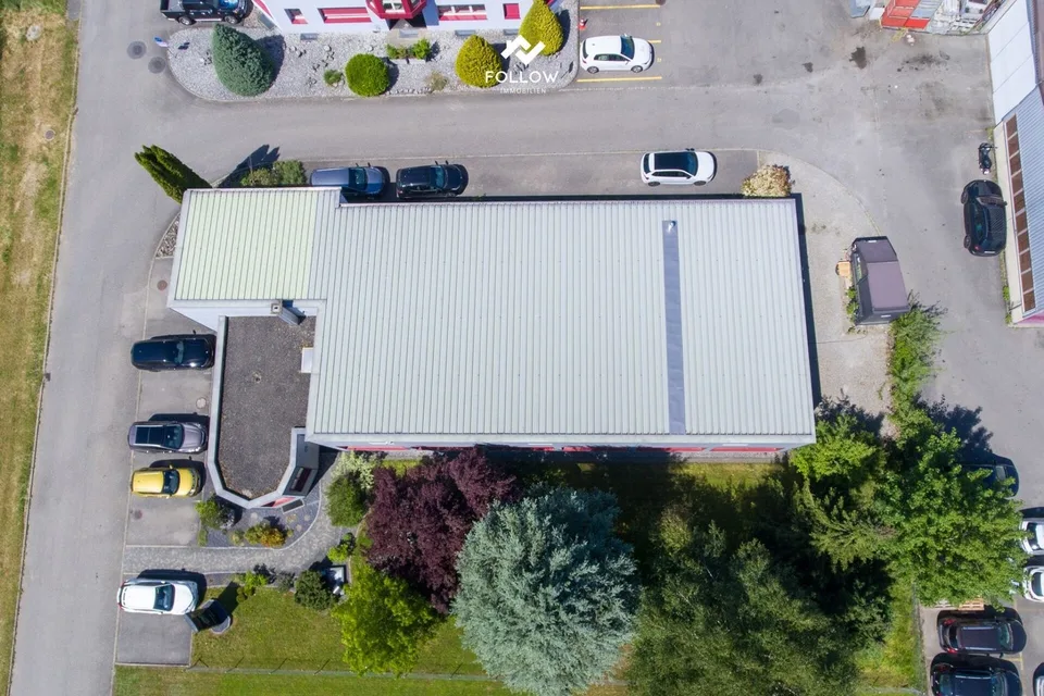 Moderne Gewerbehalle mit Büro und vielseitigem Nutzungspotenzial in Marly