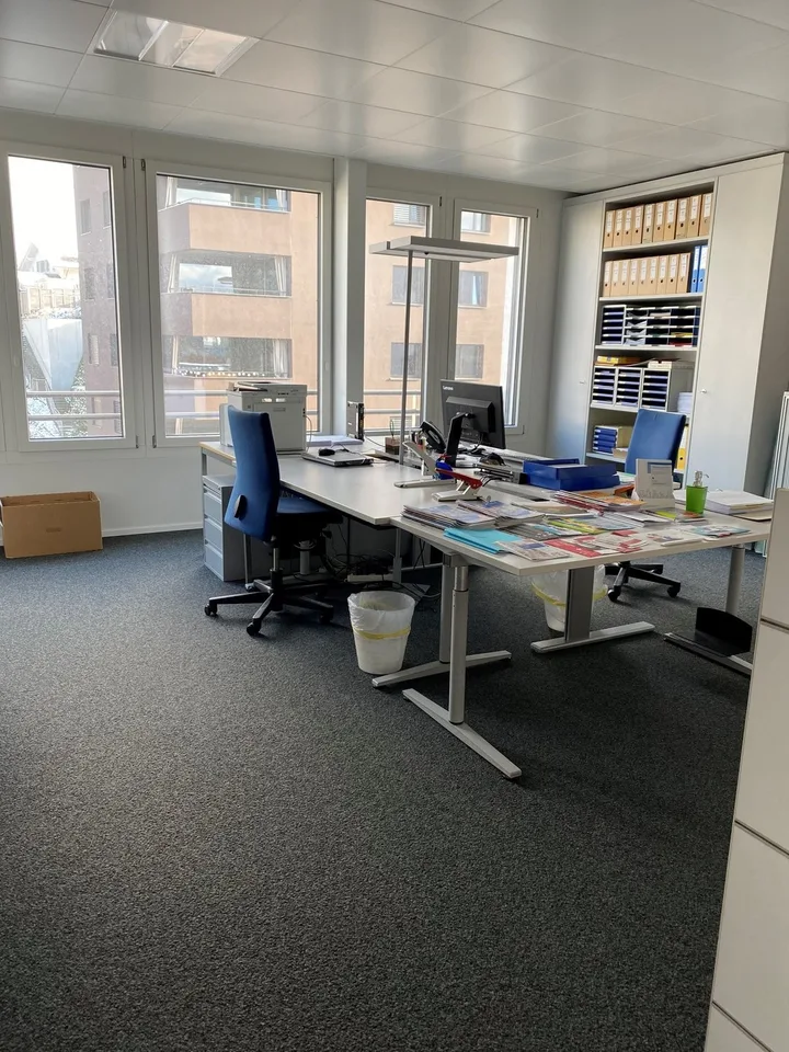 SURFACE ADMINISTRATIVE MODERNE DE 180 M² ENV. SITUÉE AU 4ÈME ÉTAGE