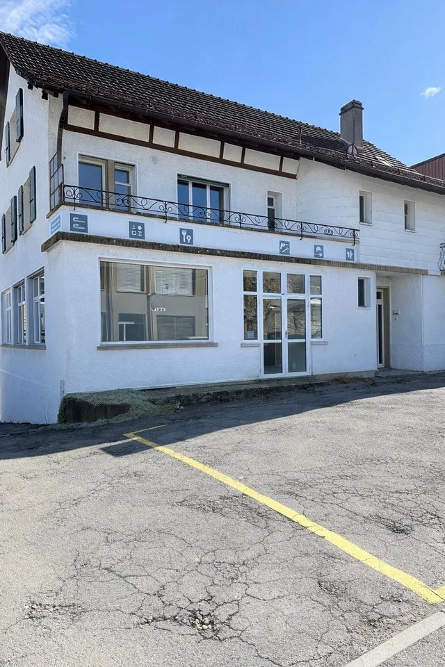 Bâtiment mixte avec surface commerciale et appartement à louer pour une durée limitée à Fribourg (max. 2 ans).