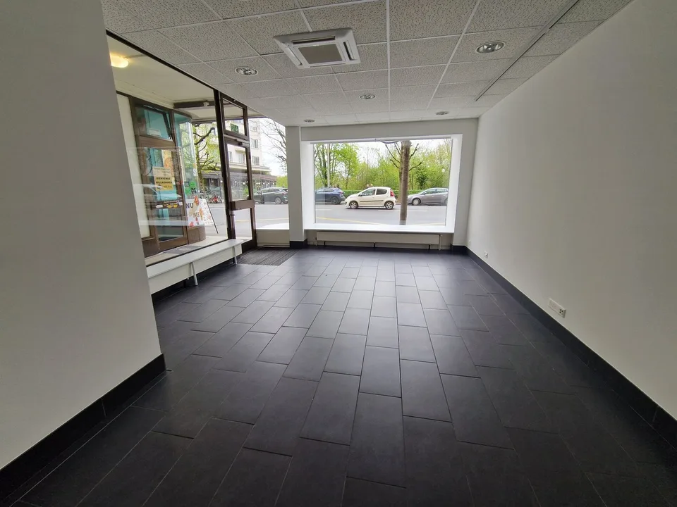 belle surface avec grande vitrine - climatisée