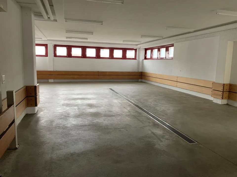 Marly, locaux commerciaux à louer au rez-de-chaussée - idéal pour un dépôt - atelier - club de sport