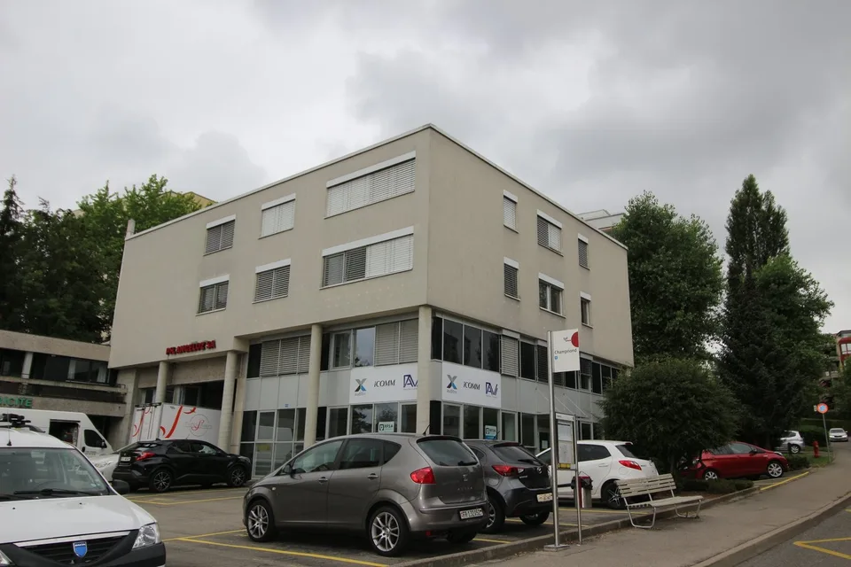 SURFACE COMMERCIALE OU ADMINISTRATIVE AVEC VITRINES D'ENV. 131 M² AU REZ