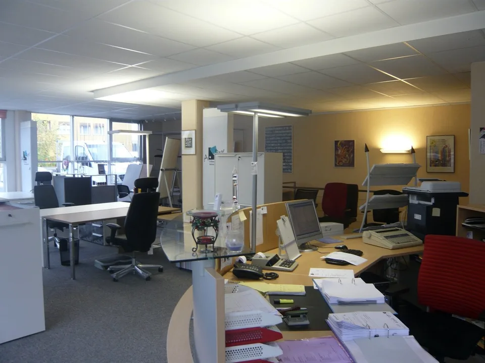 SURFACE COMMERCIALE OU ADMINISTRATIVE AVEC VITRINES D'ENV. 131 M² AU REZ