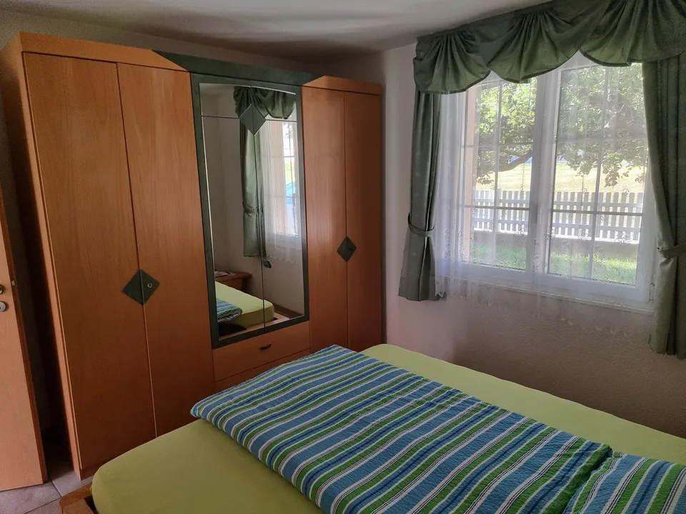Möbliertes Zimmer in EFH im zentralen Raron im Kanton Wallis