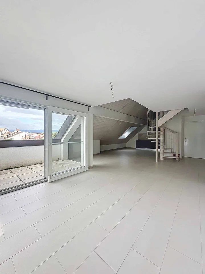 Magnifique logement de 4.5 pieces en duplex, situe dans les combles d’un immeuble en PPE, disponible de suite.