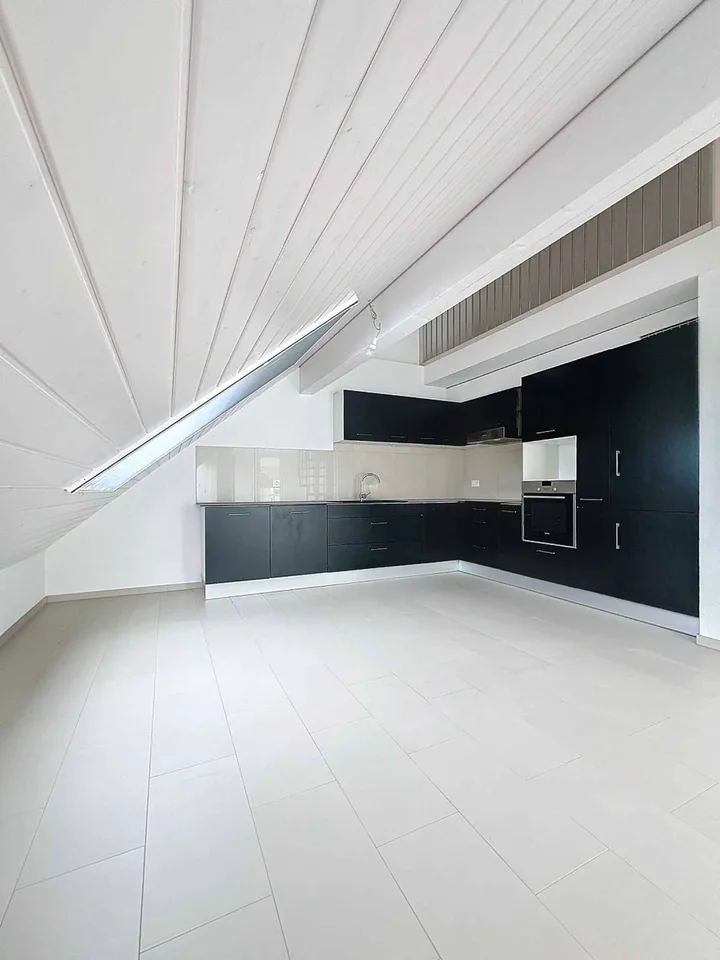 Magnifique logement de 4.5 pieces en duplex, situe dans les combles d’un immeuble en PPE, disponible de suite.