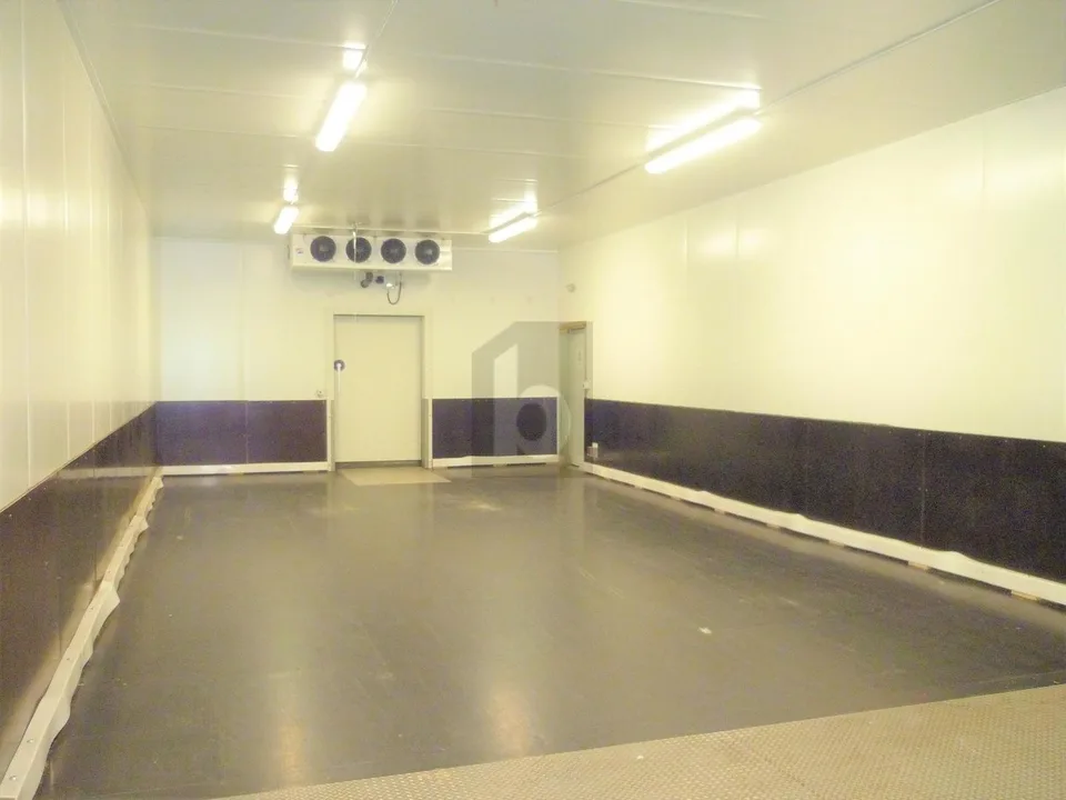 2 CHAMBRES FROIDES ET BUREAU PROCHE YVERDON !