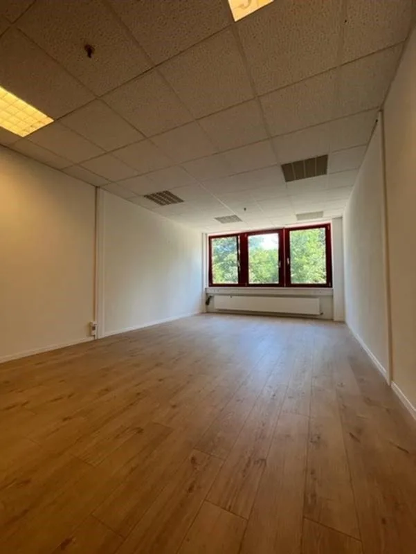 Vos nouveaux bureaux proche de l'autoroute !