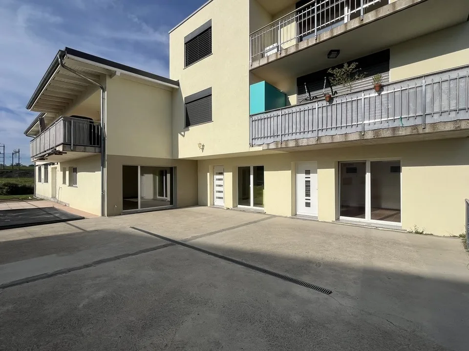CHENENS (FR) - Local commercial au rez-de-chaussée - 190m2