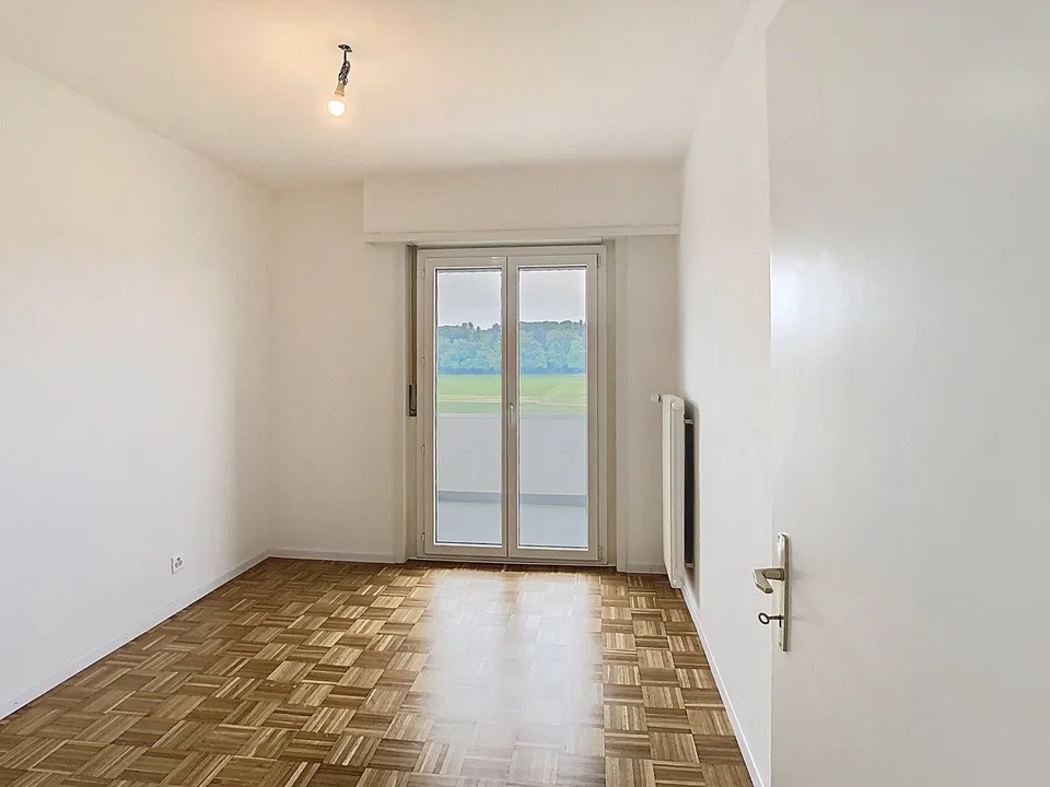 Lumineux logement traversant avec vue imprenable et deux balcons !