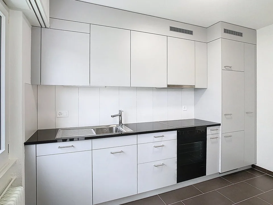 Lumineux logement traversant avec vue imprenable et deux balcons !