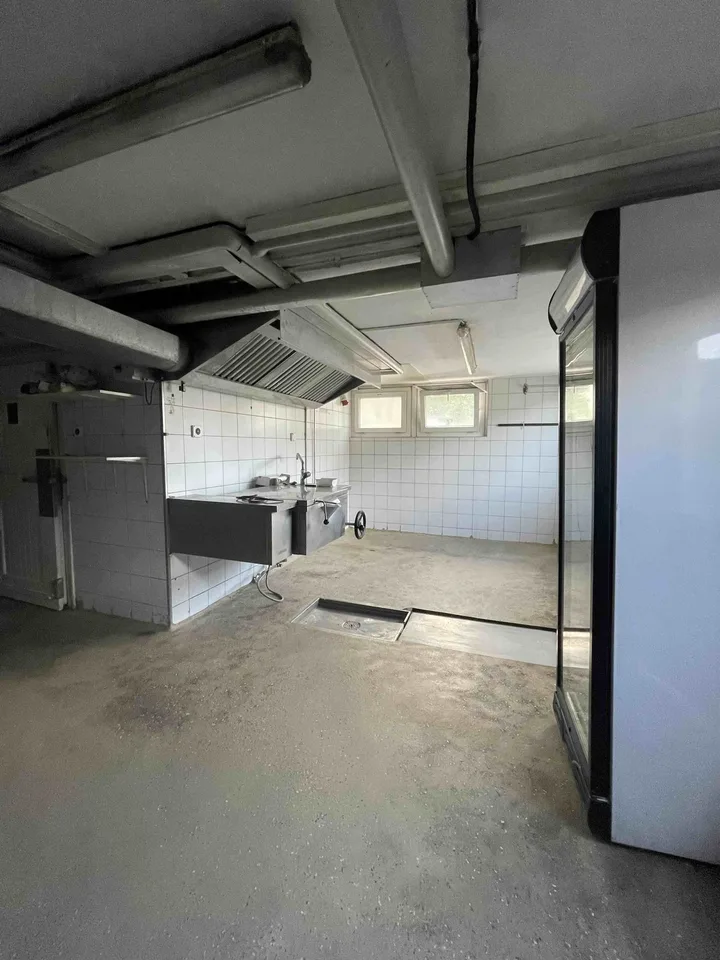 A louer cuisine professionnelle et espace de vente à l'emporter