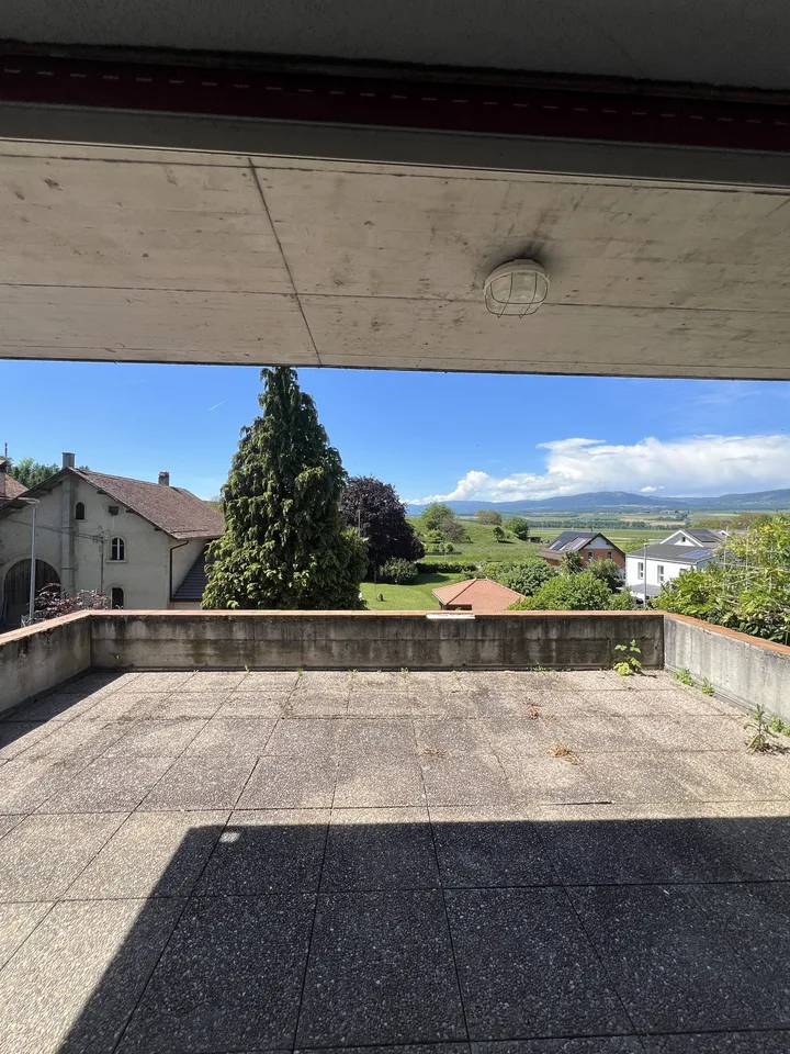 Studio avec une grande terrasse