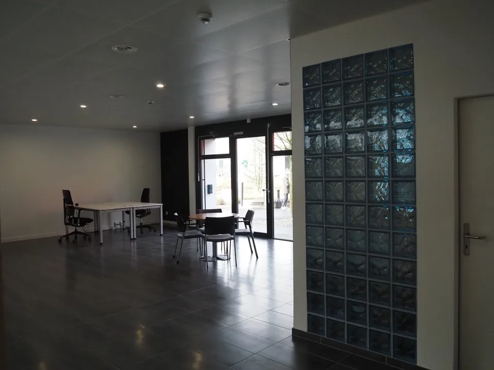 Local lumineux au rez-de-chaussée avec vitrine