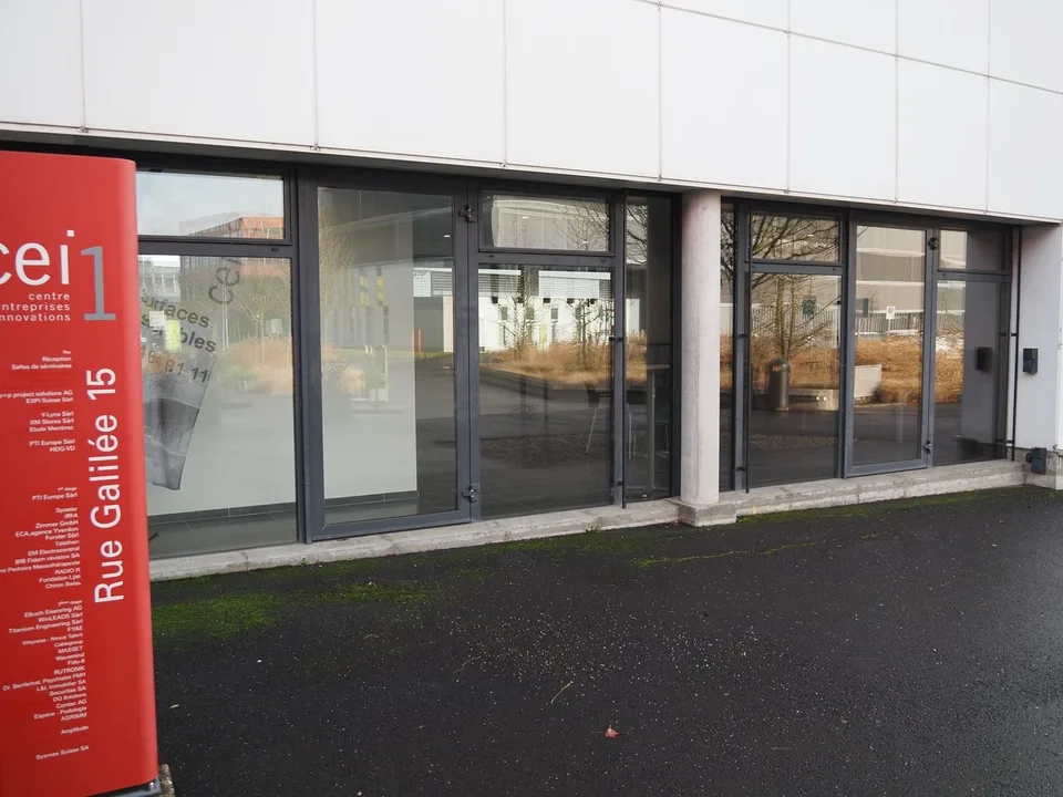 Local lumineux au rez-de-chaussée avec vitrine