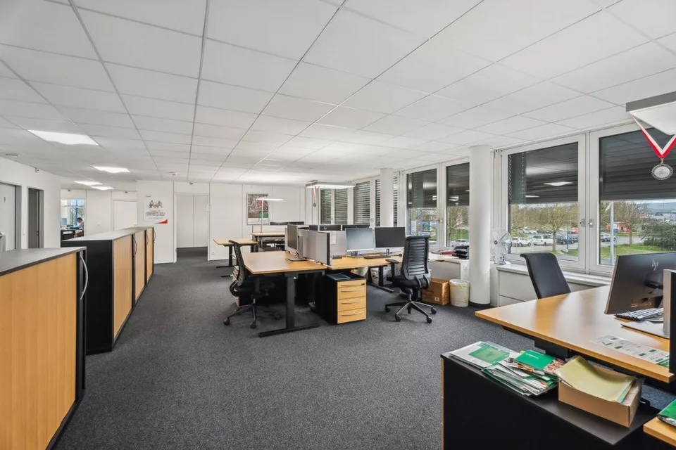 Magnifique bureau à proximité des axes autoroutiers !