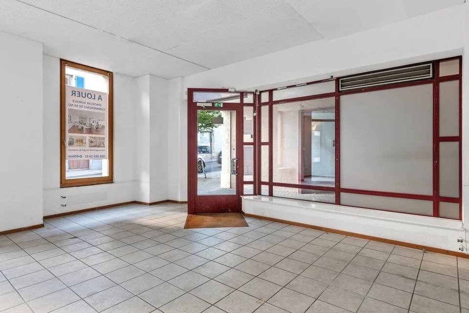 Belle arcade commerciale avec vitrine sur rue – Foto 7 von 11