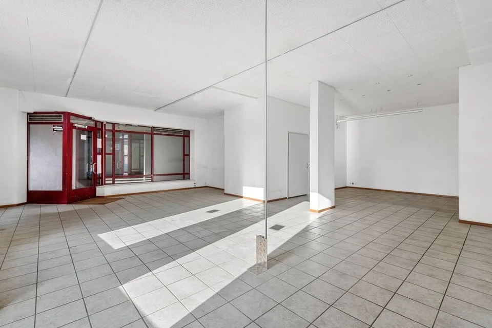Belle arcade commerciale avec vitrine sur rue