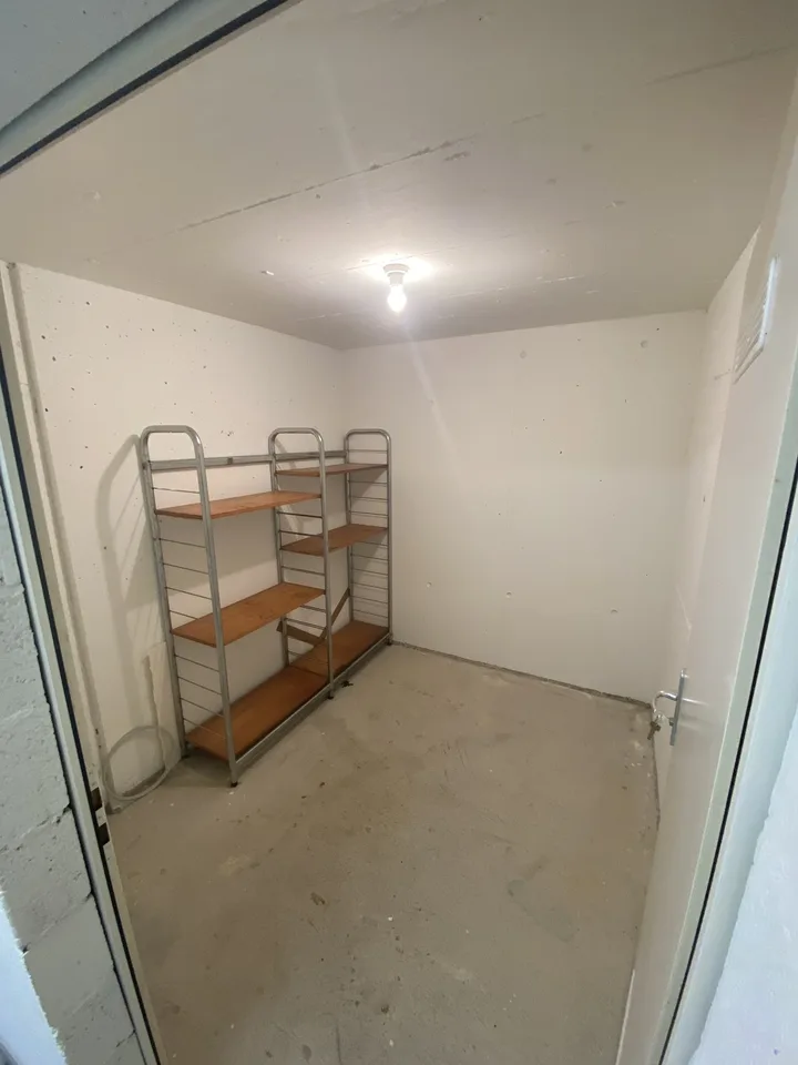 1 minute walk from Montreux train station! Air conditioning too.