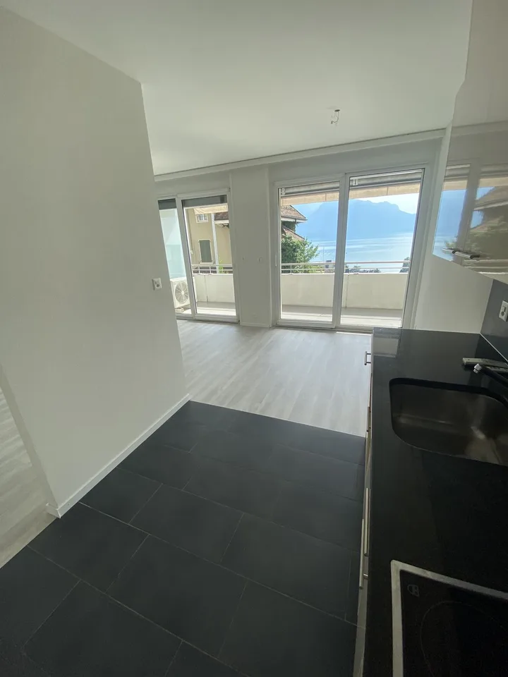 1 minute walk from Montreux train station! Air conditioning too.