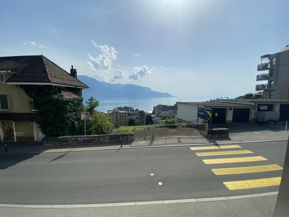 1 minute walk from Montreux train station! Air conditioning too.