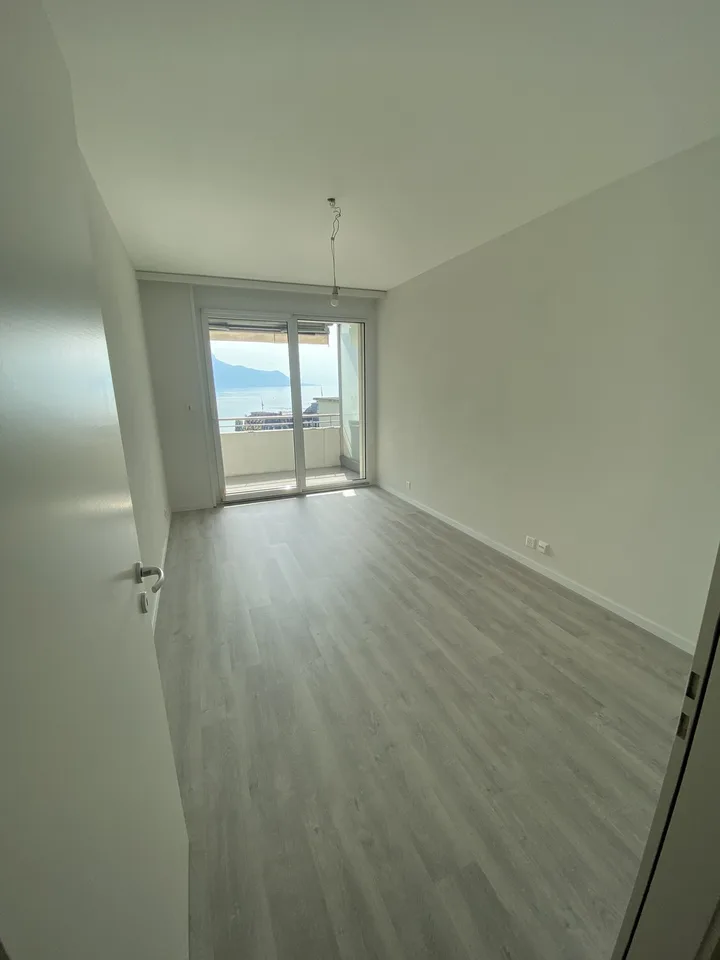 1 minute walk from Montreux train station! Air conditioning too.