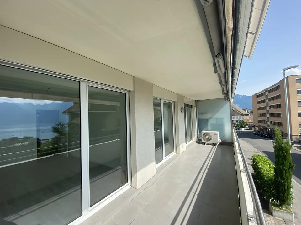 1 minute walk from Montreux train station! Air conditioning too.