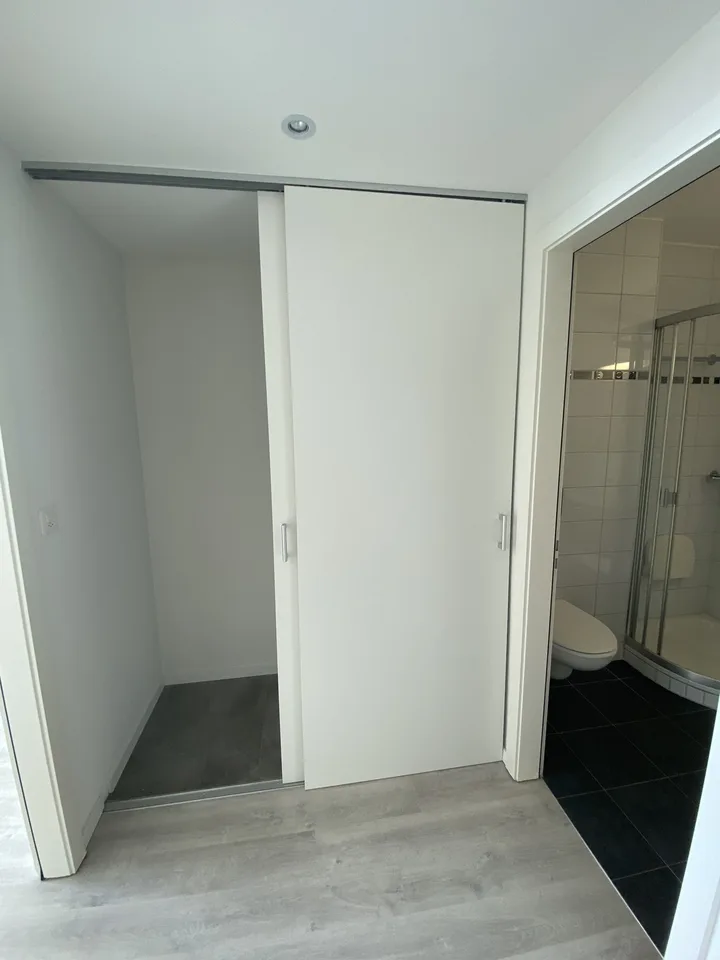 1 minute walk from Montreux train station! Air conditioning too.