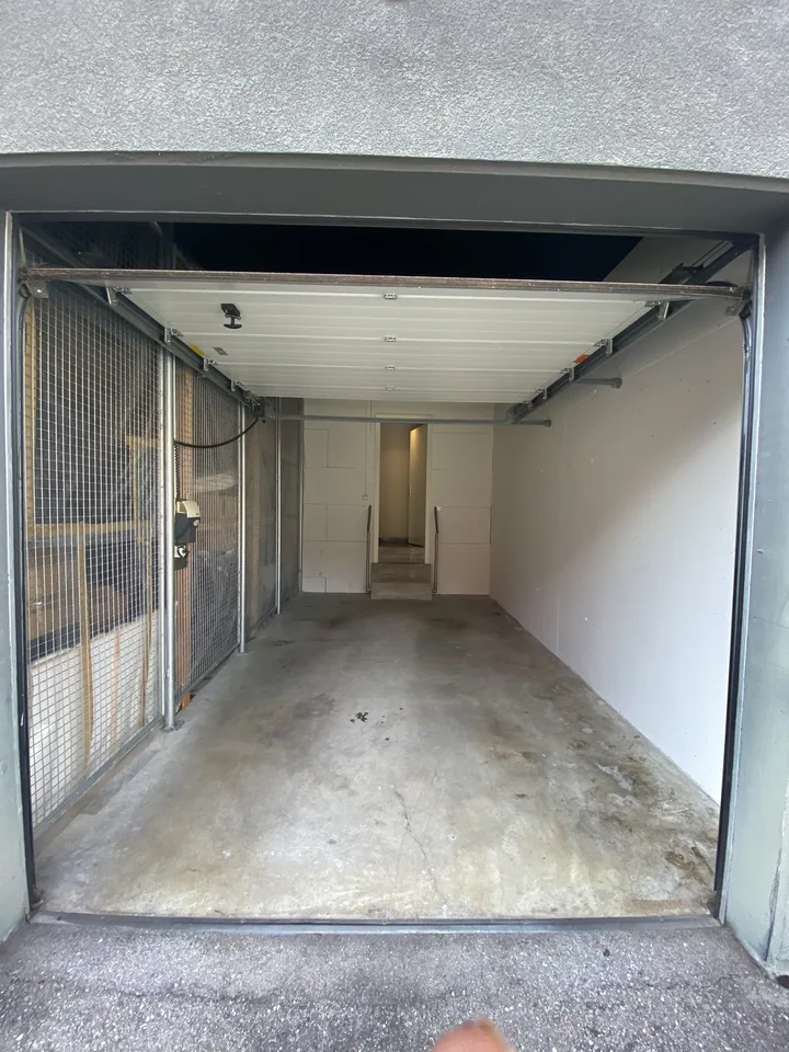 1 minute walk from Montreux train station! Air conditioning too.