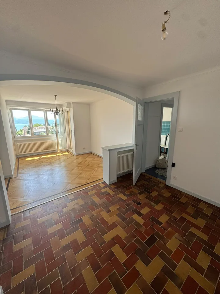 Appartement de 2.5 pièces entièrement rafraîchi avec vue panoramique sur le Léman