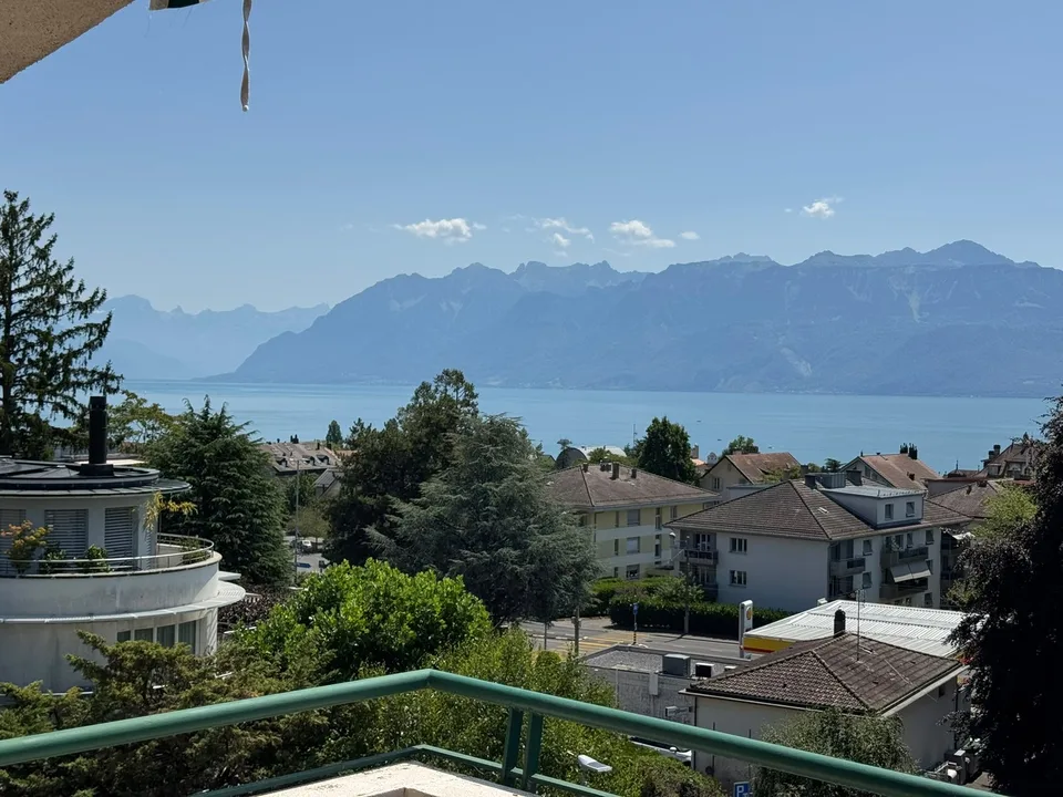 Appartement de 2.5 pièces entièrement rafraîchi avec vue panoramique sur le Léman