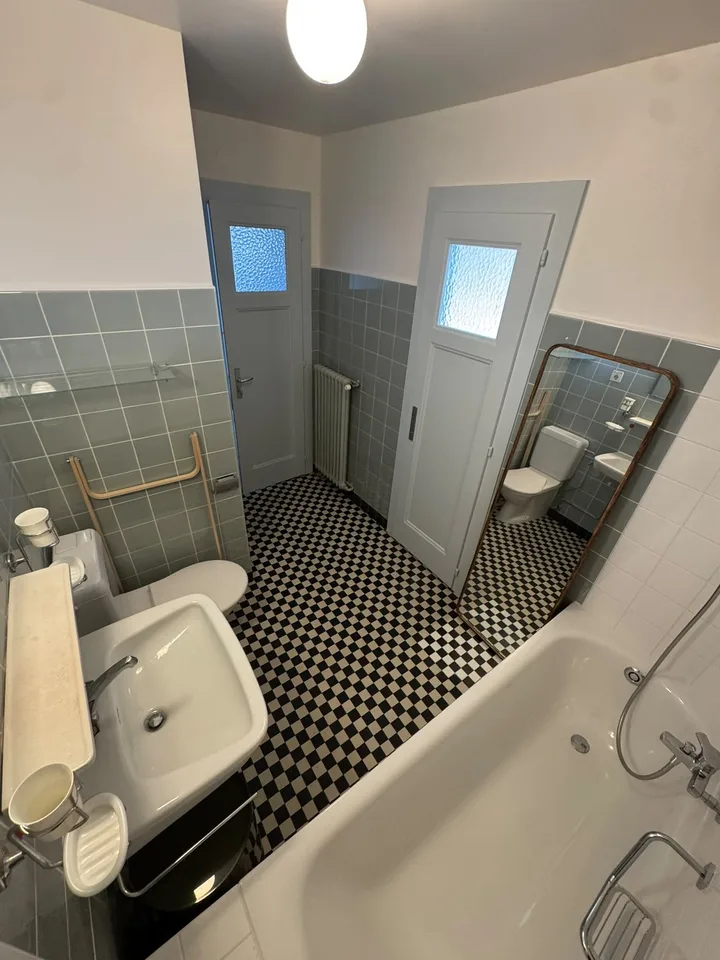Appartement de 2.5 pièces entièrement rafraîchi avec vue panoramique sur le Léman