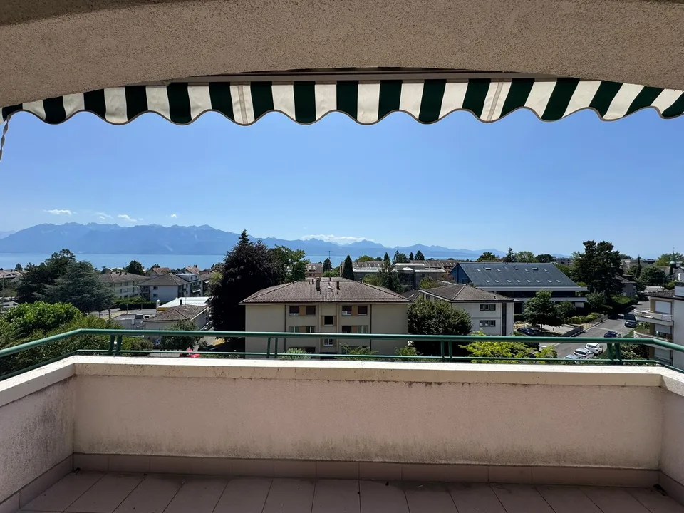 Appartement de 2.5 pièces entièrement rafraîchi avec vue panoramique sur le Léman
