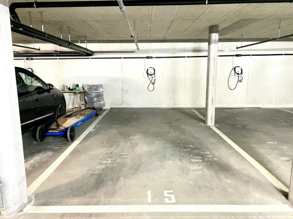 Place de parc intérieure avec borne de rechargement pour véhicules électriques
