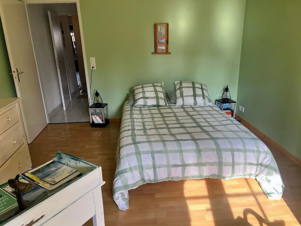 Chambre double vue jardin, salle de bain privative.