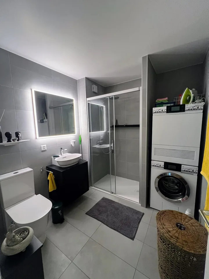Chambre double vue jardin, salle de bain privative.